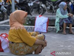 Jokowi berbagi sembako kepada warga mataram