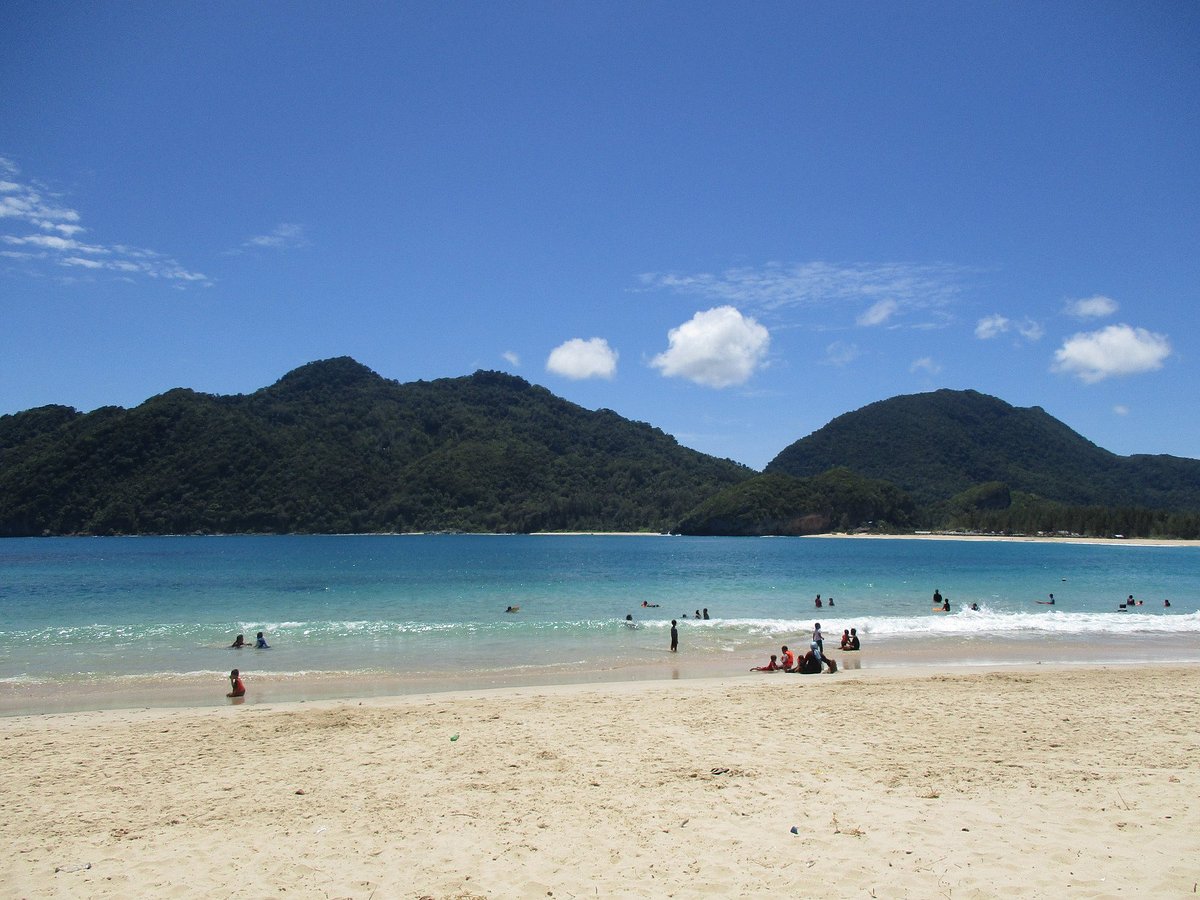 Indahnya Pantai Lampuuk Aceh buat pengunjung tak mau pulang ( Photo : Traveling.co.id)