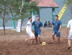 Serunya Fun Match Sepak Bola Pantai Prigi, Semarakkan HUT APKASI ke-24 di Trenggalek