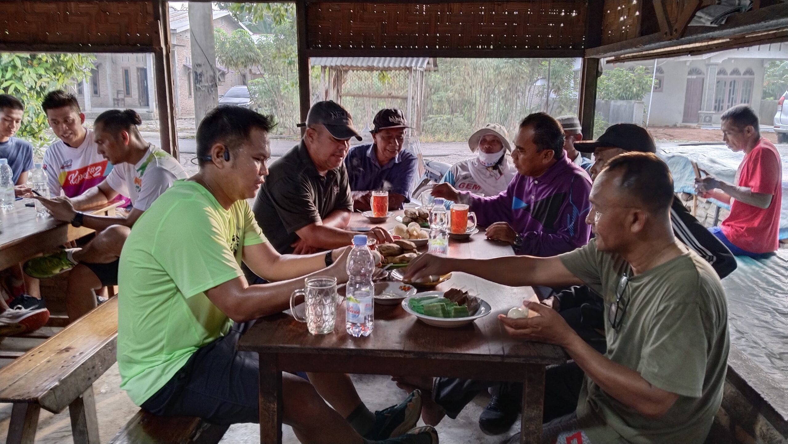 Wakil Bupati Adlin Tambunan Nikmati Sarapan Tradisional di Warung Nek Kaltum