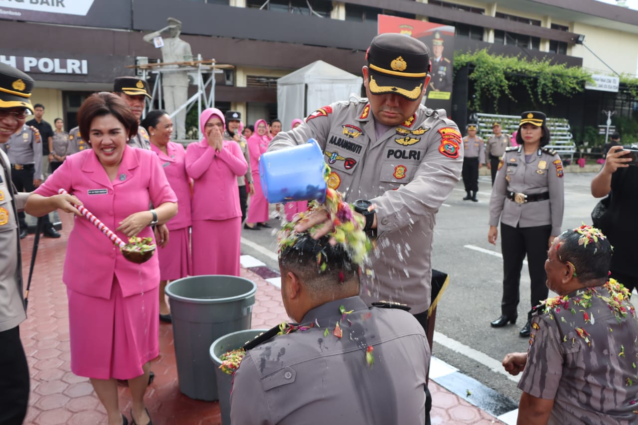 Kapolrestabes Medan Pimpin Upacara Kenaikan Pangkat 93 Personel