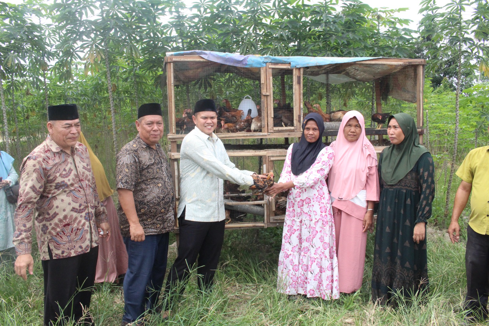 Wabup Sergai Safari Salat Jumat, Bagikan Bantuan Ternak