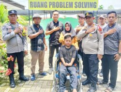 Peduli Sesama, Polres Sergai Bersama Pegiat Sosial Serahkan Kursi Roda Remaja Disabilitas