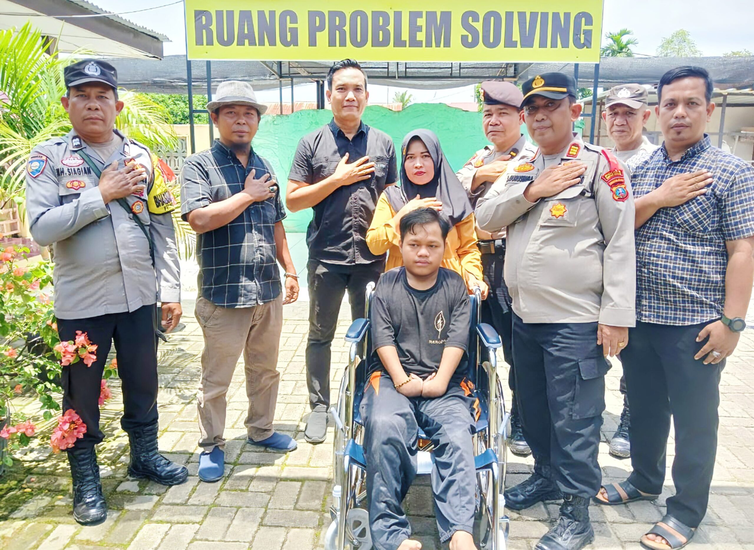 Peduli Sesama, Polres Sergai Bersama Pegiat Sosial Serahkan Kursi Roda Remaja Disabilitas