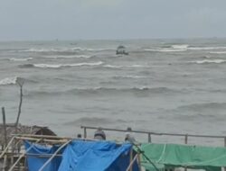 Nelayan Selamat dari Ombak Besar, Satu Meninggal di Laut Sialang Buah