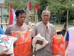 M. Holiluddin SE Ketua HNSI Sergai Berikan Bantuan Jaket Pelampung, Nelayan Terdampak Gelombang Laut