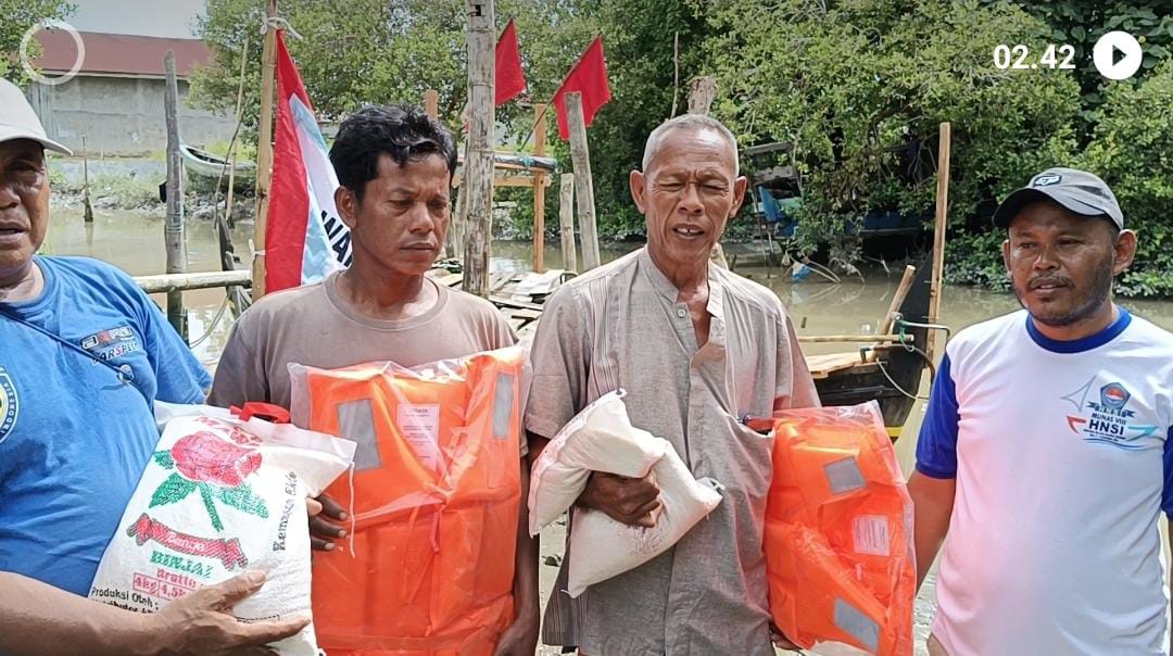 M. Holiluddin SE Ketua HNSI Sergai Berikan Bantuan Jaket Pelampung, Nelayan Terdampak Gelombang Laut