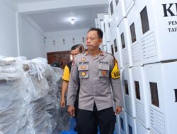 Cek Gudang Logistik KPU, Wakapolres Tebing Tinggi Pantau Pengepakan Surat Suara Pilkada 2024