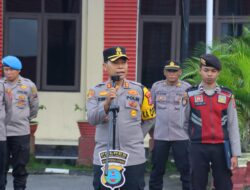 Apel Pagi, Kapolres Tebing Tinggi Serahkan Bingkisan Nataru