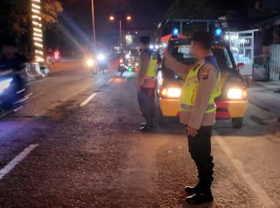 Jaga Kamtibmas di Akhir Pekan, Polsek Rambutan Lakukan Patroli Blue Light