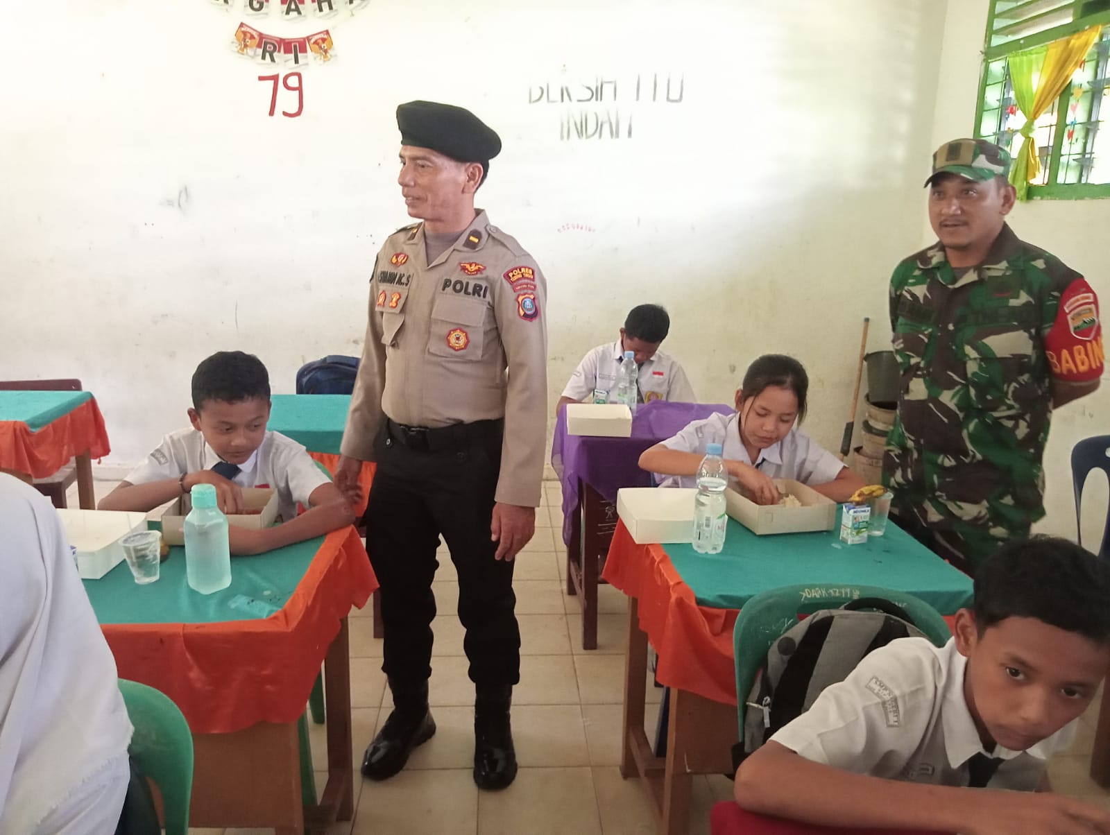 Polsek Sipispis Hadir Dalam Giat Pemberian Makan Gizi Gratis di SMPN 1 Sipispis