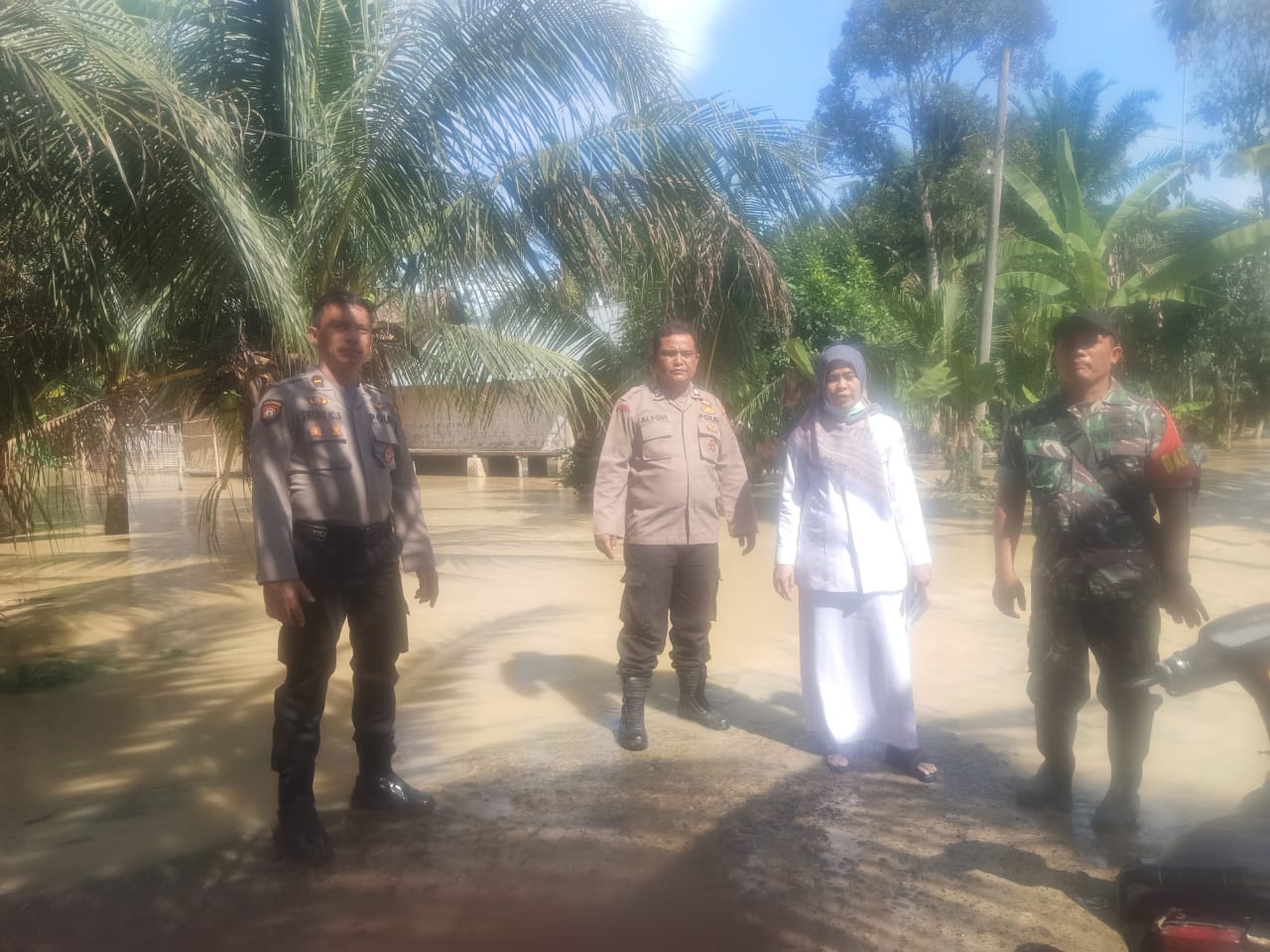 Polsek Sipispis Bantu Warga Terdampak Banjir di Desa Simalas