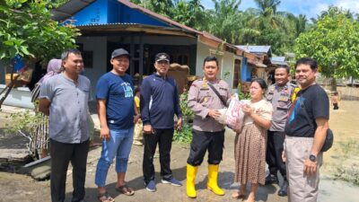 Banjir Genangi Pemukiman Warga, Kapolsek Dolok Merawan Turun Beri Bantuan Sembako