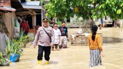 Banjir Genangi Pemukiman Warga, Kapolsek Dolok Merawan Turun Beri Bantuan Sembako