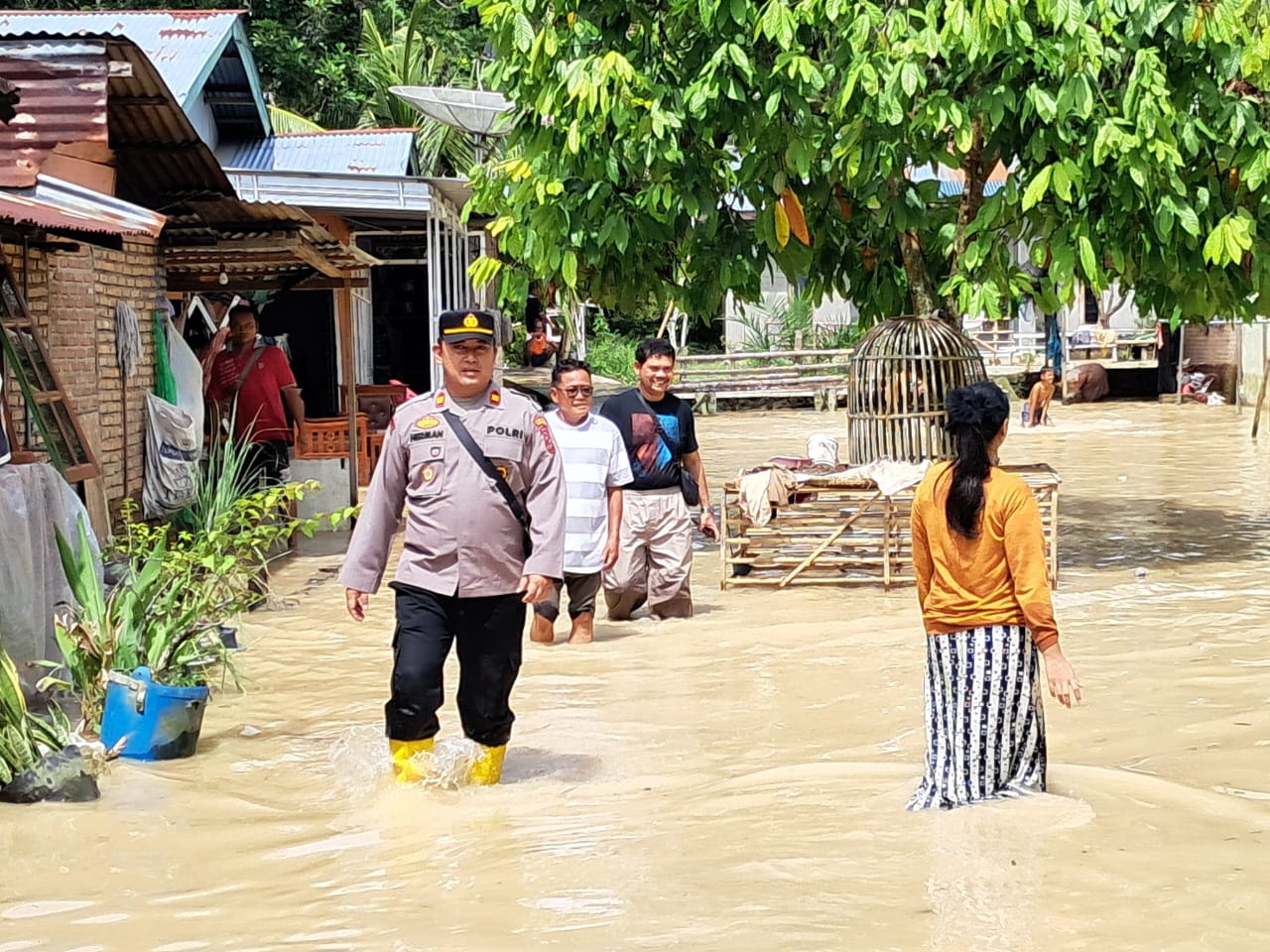 Banjir Genangi Pemukiman Warga, Kapolsek Dolok Merawan Turun Beri Bantuan Sembako