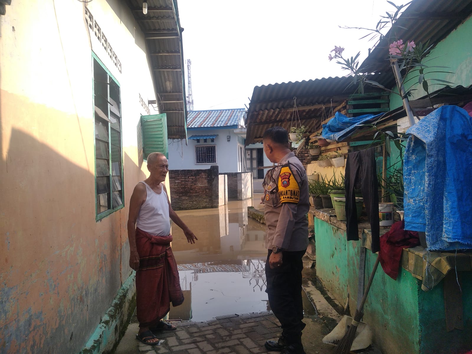 Cek Banjir, Polsek Rambutan Polres Tebing Tinggi Turun di Beberapa Lokasi