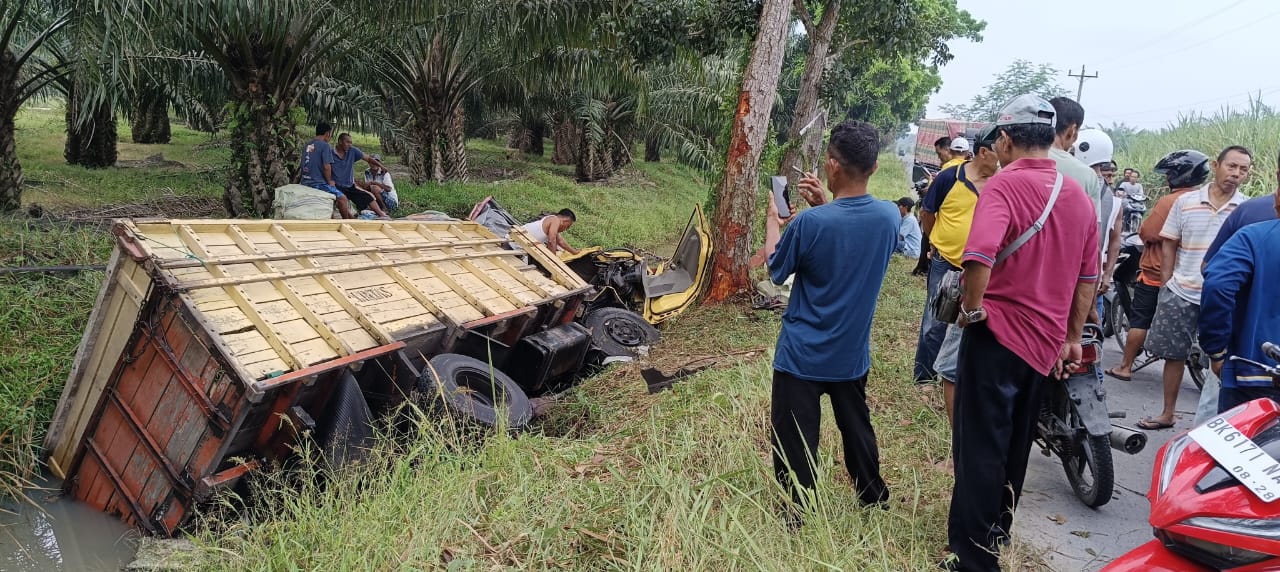 Truk Bermuatan Ikan Teri Terguling di Serdang Bedagai, Dua Orang Dilarikan ke Rumah Sakit