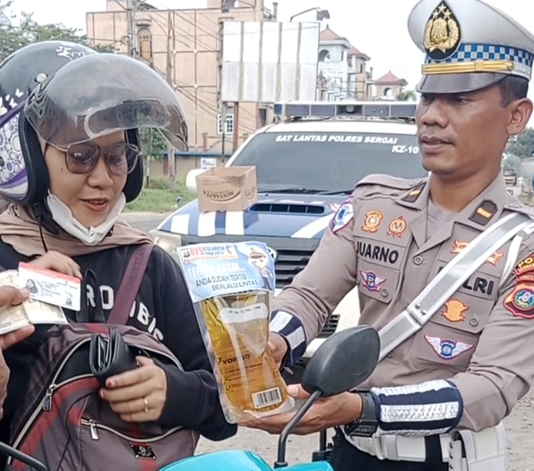 Kejutan Razia Satlantas Polres Sergai, Pengendara Tertib Dapat Rezeki Nomplok