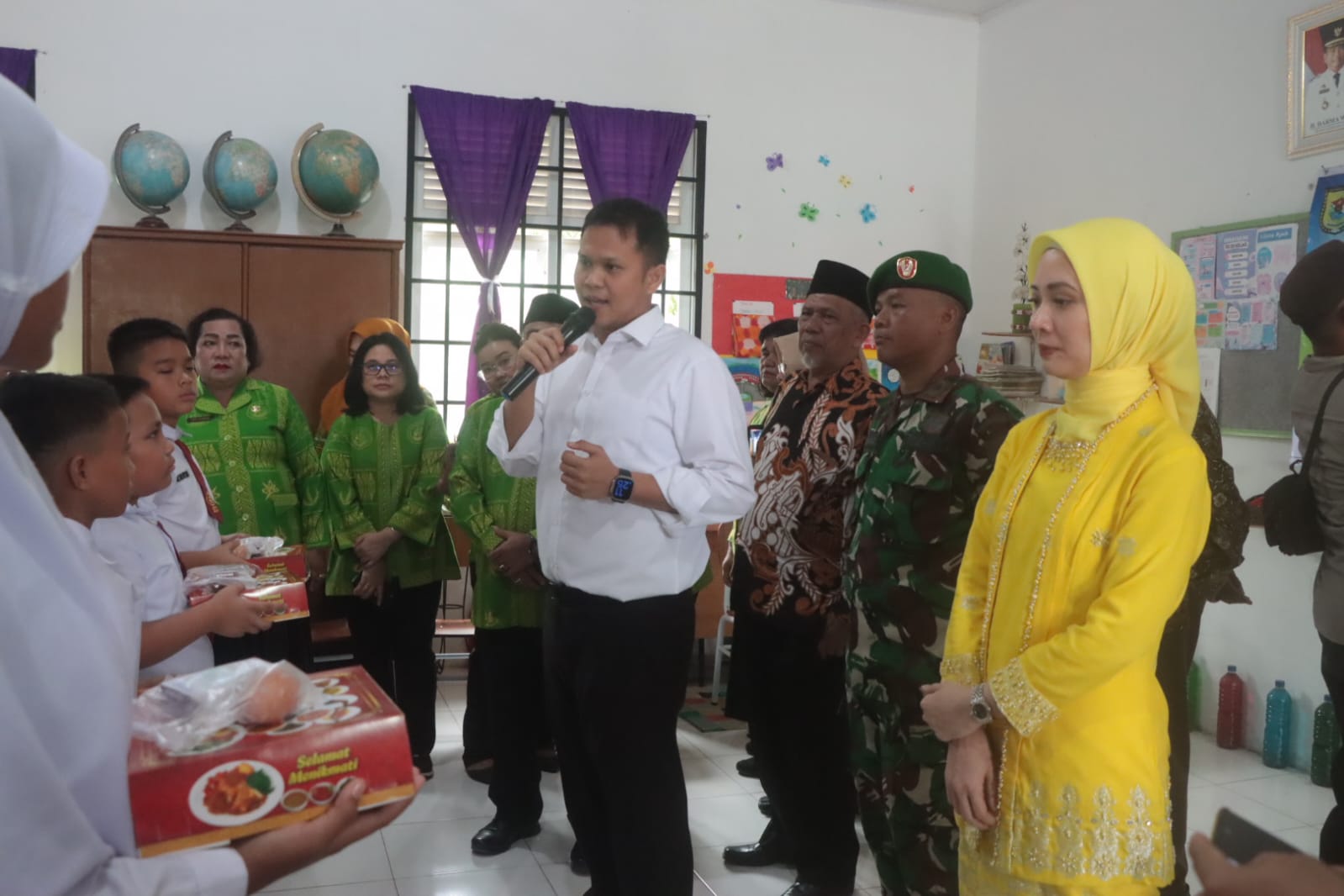 Wabup Sergai H. Adlin Tambunan Meninjau Pembagian Makan Bergizi Gratis. (Dok Kominfo Kab Sergai)