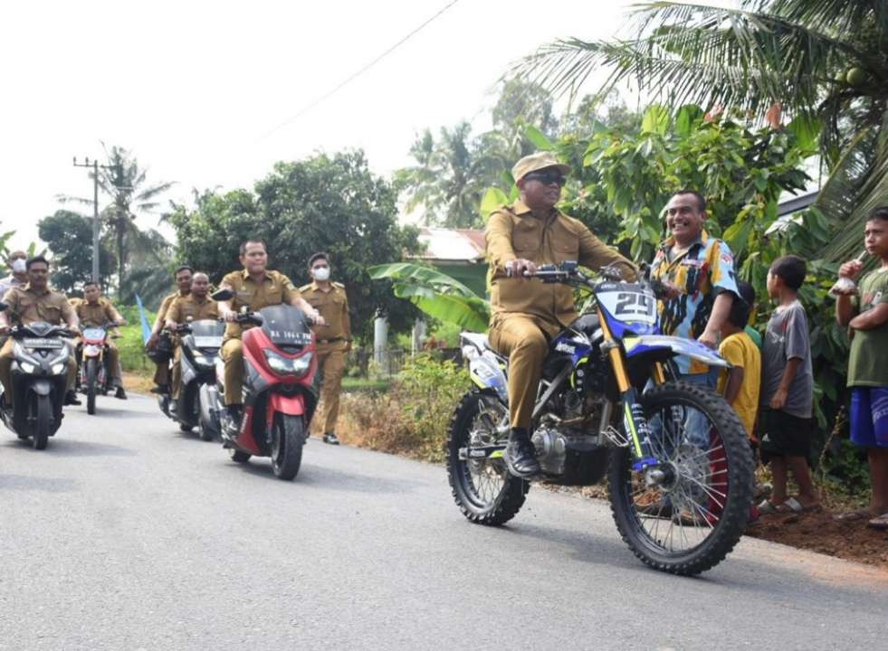 Wabup Sergai H. Adlin Tambunan didampingi Bupati Sergai H. Darma Wijaya meresmikan infrastruktur yang ada di Sergai.