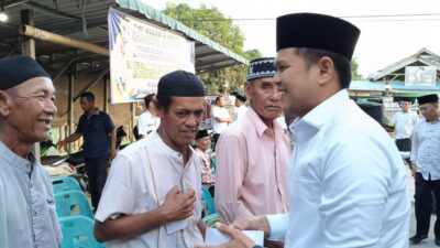 Wabup Adlin Santuni Kaum Duafa dalam Safari Ramadan di Pantai Cermin Kanan