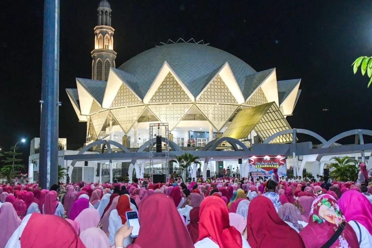 Letak bangunan Masjid Agung nan megah yang terdapat di depan gerbang pintu tol Teluk Mengkudu merupakan area yang cukup strategis.(Diskominfo Sergai)