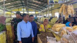 upati Serdang Bedagai (Sergai) H. Darma Wijaya memimpin inspeksi mendadak (sidak) ke pasar guna memastikan stabilitas harga Barang Kebutuhan Pokok dan Barang Penting (BAPOKTING)