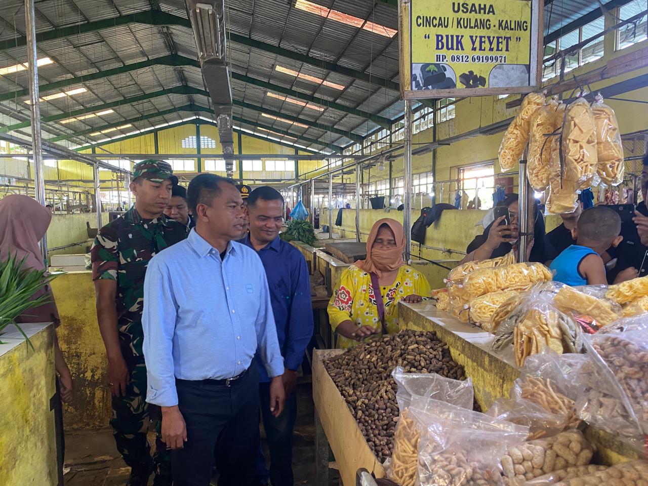 upati Serdang Bedagai (Sergai) H. Darma Wijaya memimpin inspeksi mendadak (sidak) ke pasar guna memastikan stabilitas harga Barang Kebutuhan Pokok dan Barang Penting (BAPOKTING)