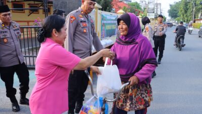 Berkah Ramadhan, Polres Tebing Tinggi Bersama Bhayangkari Berbagi Takjil ke Masyarakat