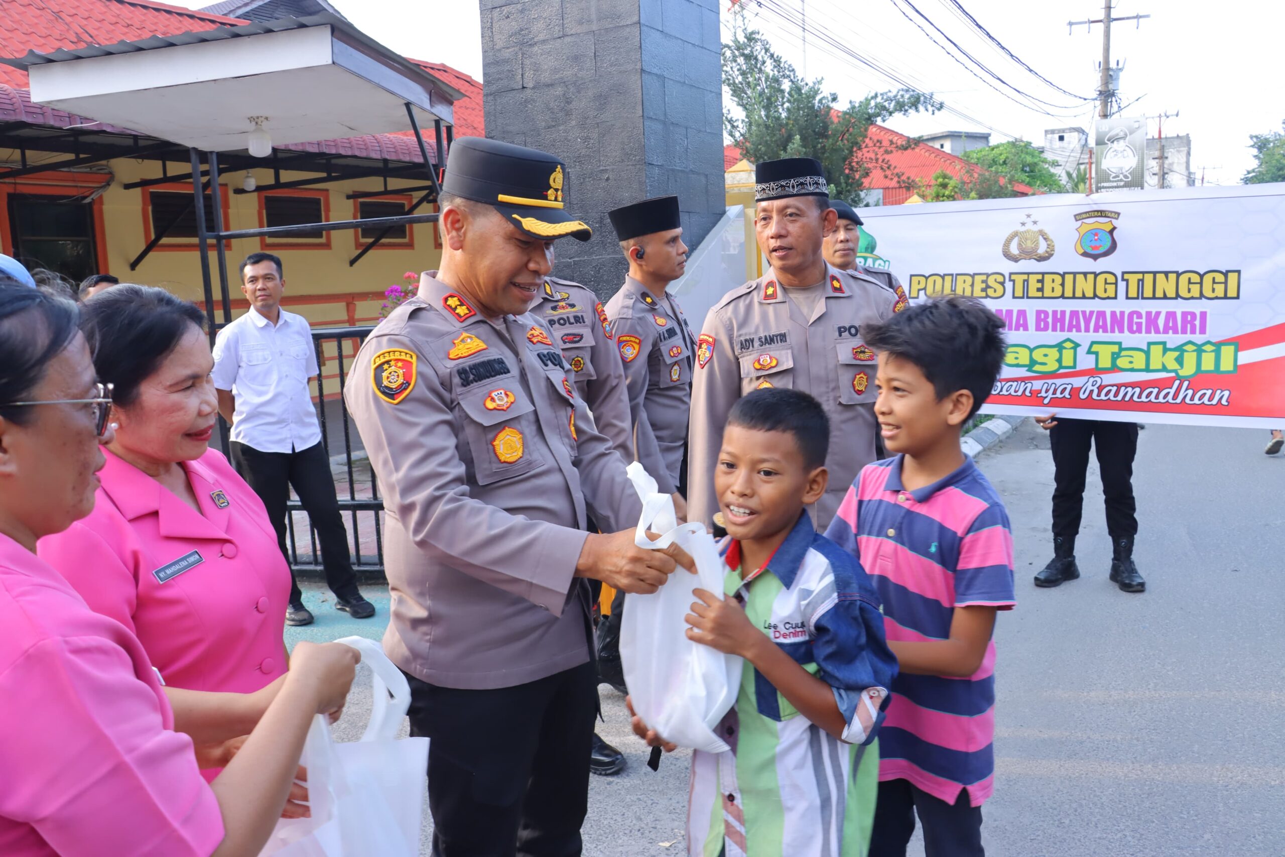 Berkah Ramadhan, Polres Tebing Tinggi Bersama Bhayangkari Berbagi Takjil ke Masyarakat