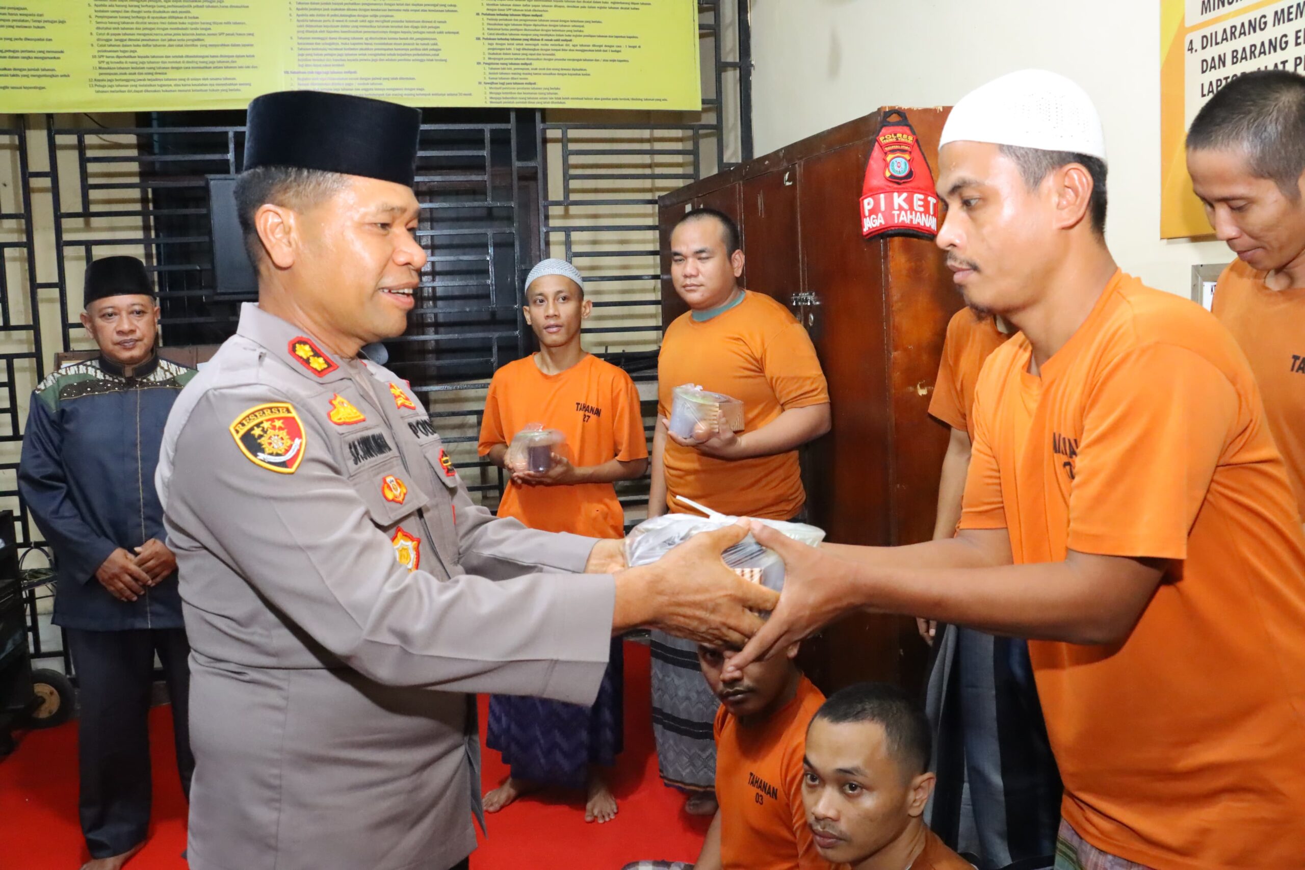 Wujud Kepedulian di Bulan Ramadhan, Kapolres Tebing Tinggi Buka Puasa Bersama Tahanan