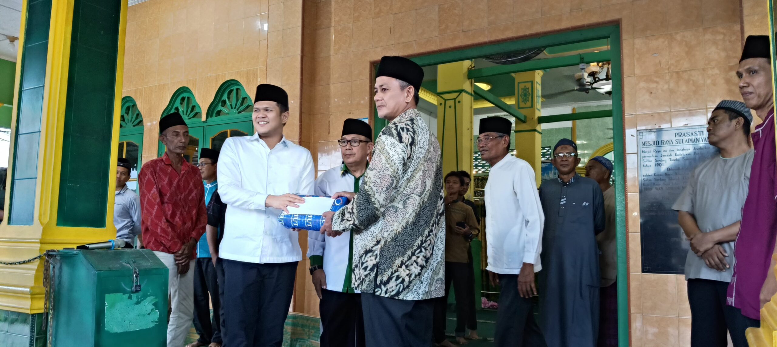 Wabup Adlin Santuni Kaum Duafa dalam Safari Ramadan di Pantai Cermin Kanan