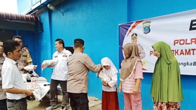 Polres Tebing Tinggi Bersama Pokdar Kamtibmas Bagi Bansos Pada Warga Kurang Mampu