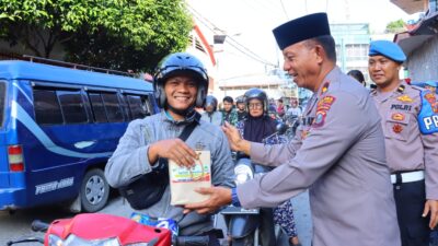 Tabur Keberkahan Ramadhan, Polres Tebing Tinggi Bagi Ratusan Takjil Pada Warga