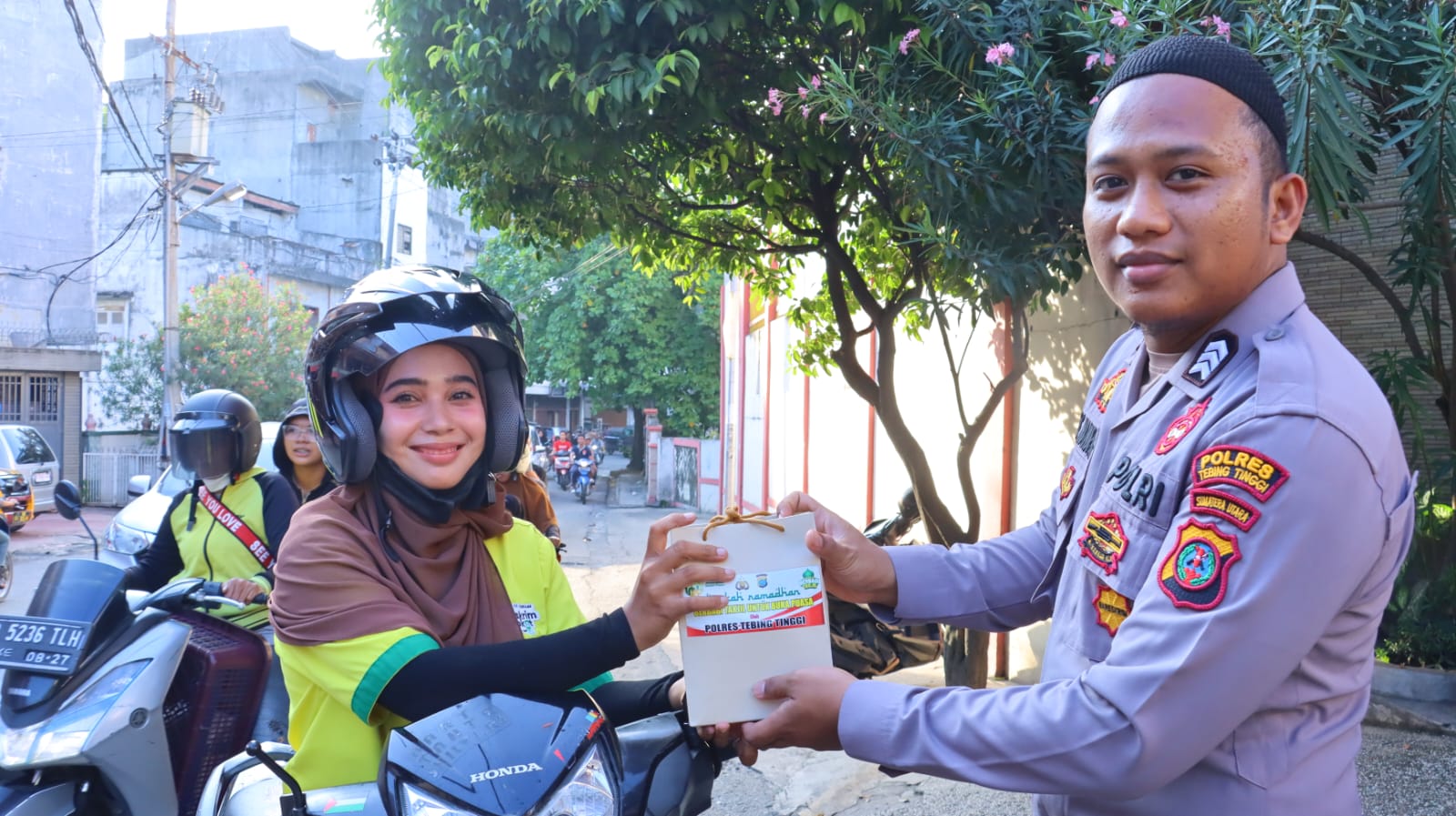 Tabur Keberkahan Ramadhan, Polres Tebing Tinggi Bagi Ratusan Takjil Pada Warga