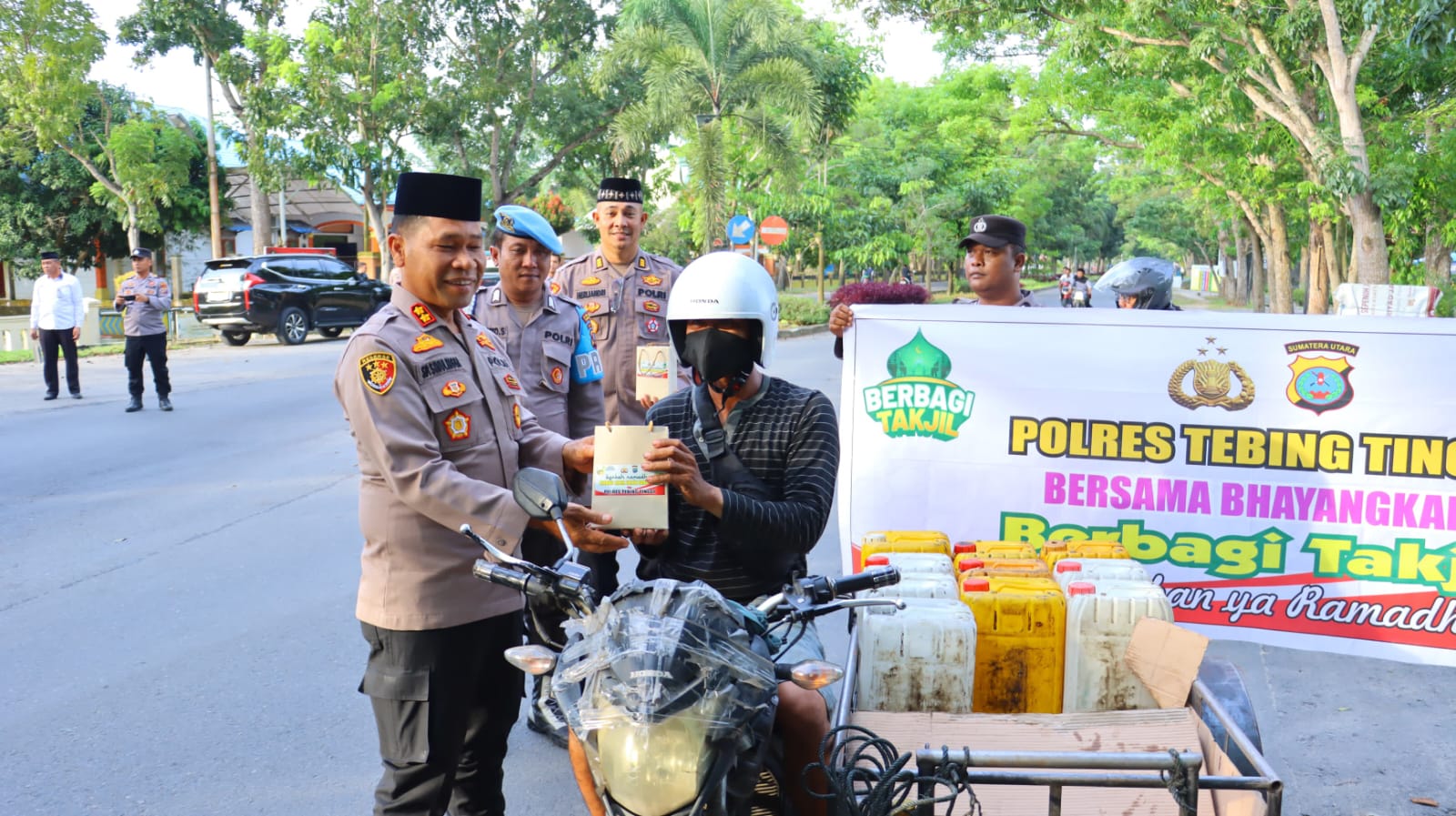 Momentum Ramadhan, Kapolres Tebing Tinggi Turun ke Jalan Bagikan Takjil