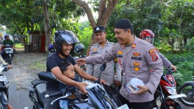 Momentum Ramadhan, Kapolres Tebing Tinggi Turun ke Jalan Bagikan Takjil