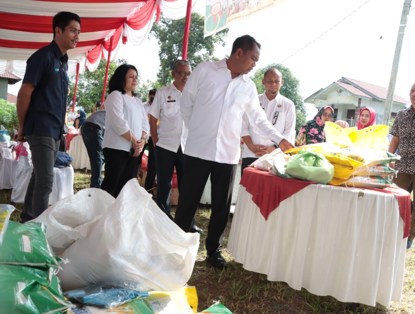 Kegiatan GPM di Serdang Bedagai melibatkan kolaborasi sejumlah pihak, seperti Perum Bulog, ID Food, peternak, petani, serta pelaku usaha pangan lainnya. Sinergi ini bertujuan untuk memastikan pasokan pangan yang stabil dan harga yang terjangkau bagi masyarakat.(Diskominfo Sergai)